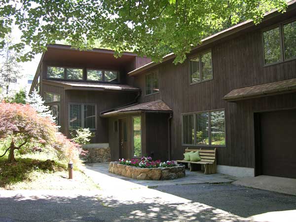 Transforming a split-level into a contemporary house