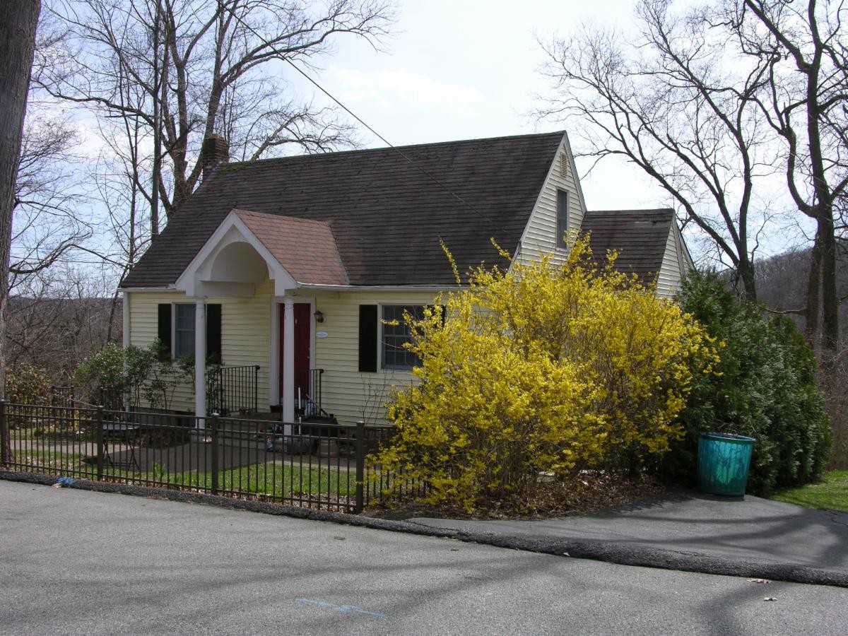 Small cape cod in a lake community
